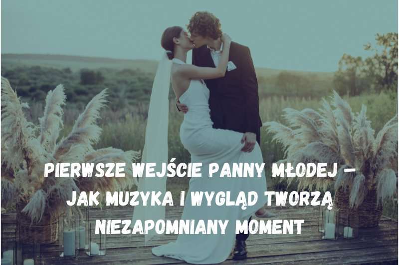 Pierwsze wejście Panny Młodej – jak muzyka i wygląd tworzą niezapomniany moment Piesniobranie.pl Para młoda całuje się na drewnianym podium plenerowym otoczonym trawami pampasowymi podczas wesela
